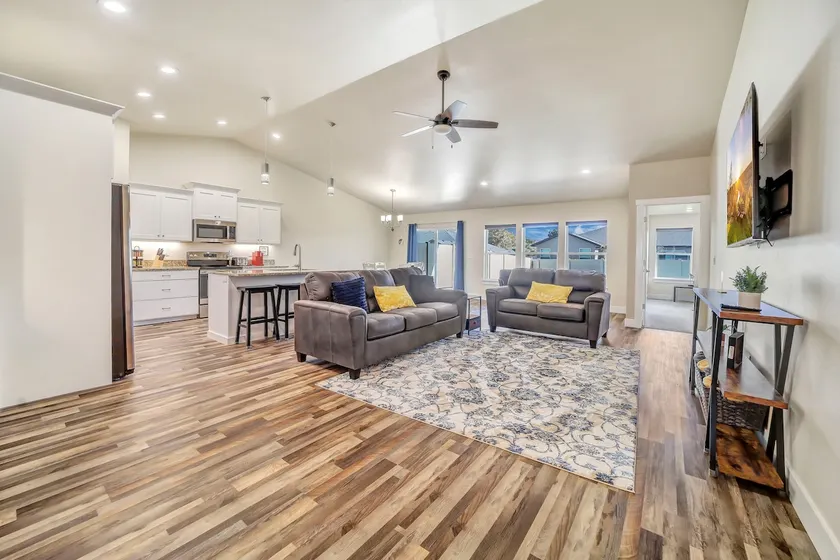 Spacious duplex in Broadmoor Subdivision - Image 1