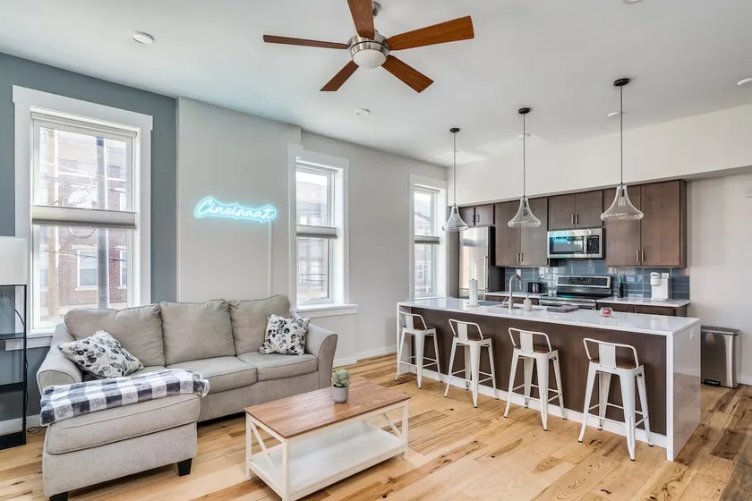 Top Rated - Free Parking - 1-br Condo OTR - Image 1