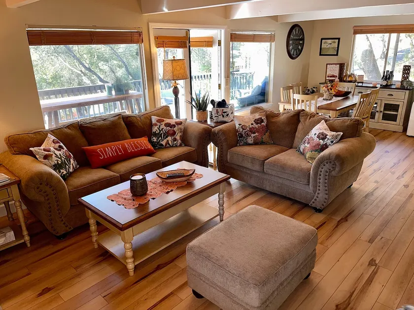 Cozy Lake House in the Foothills - Image 1