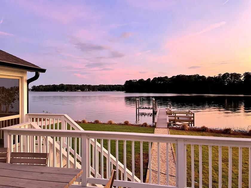 Relaxing 3-Bed lakefront home w/large screen porch - Image 1