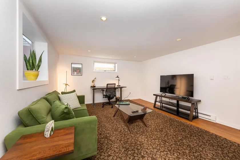 Large, Private 1 Bedroom Apartment, Ideal Location - Image 1