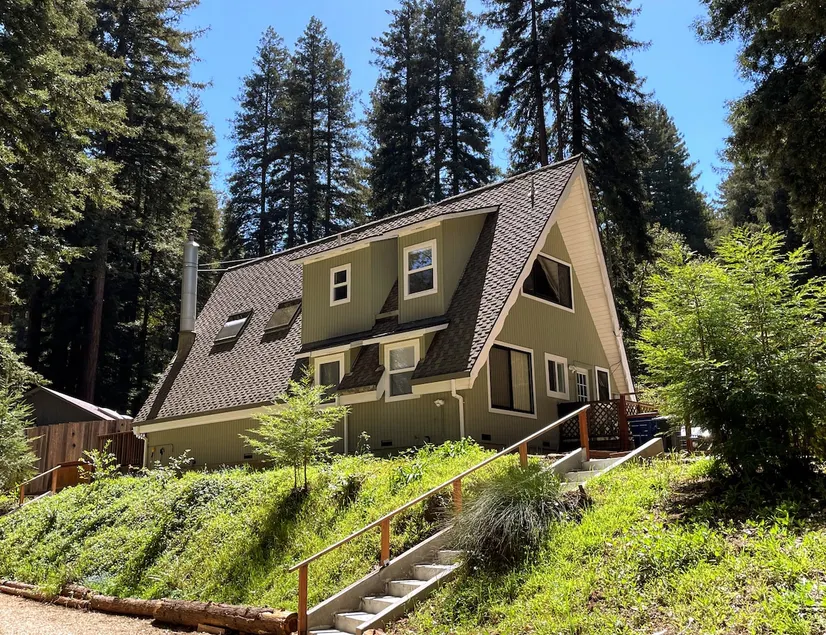 Peaceful Coastal Mountain Cabin - Image 1