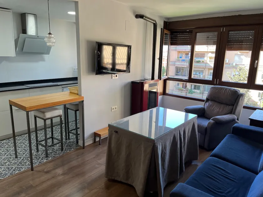 Fantastic apartment with a pool, downtown, metro - Image 1