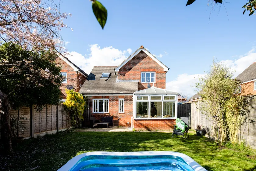 Chichester retreat house with free parking - Image 1