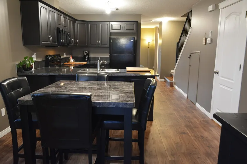 Clean, Cozy, Dog Friendly 3 Bedroom East End Condo - Image 1