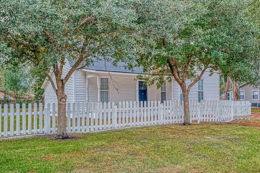 Completely Remodeled Bungalow / 3bd / 2bth - Image 1