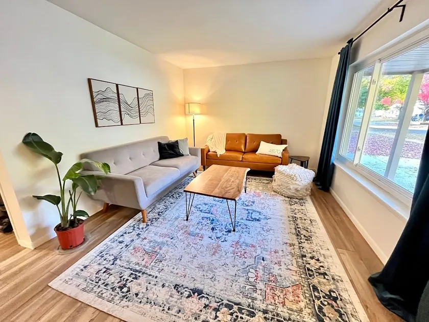 Modern, renovated 3 BR home, convenient location! - Image 1