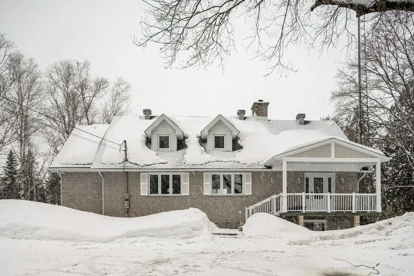 LA CASA du saguay. Waterfront cottage with hot tub - Image 1