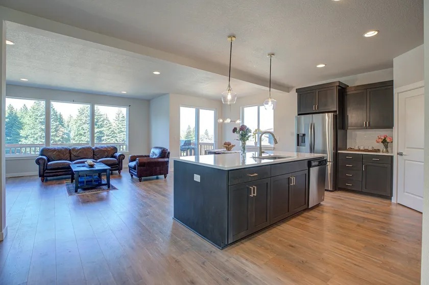 Modern Home in Beautiful Columbia Gorge Area - Image 1