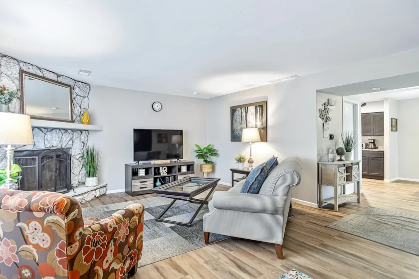Cheerful 3-Bedroom Townhome | 1.5 Bath | King Bed - Image 1