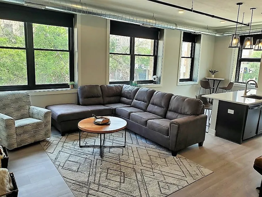 Amazing 2Bed, 2Bath, Corner View, Heart of Lincoln - Image 1