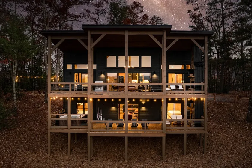 Spectacular Views - Golden Tee - Shuffle Board - Hot Tub - 4 King Rooms - Image 1