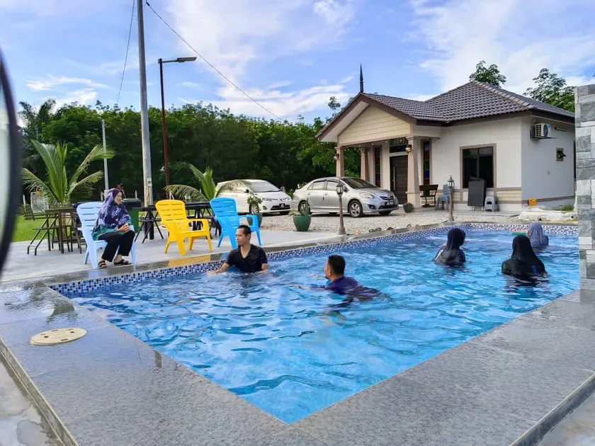 Rumah Armand Private Pool 5 bilik Pengkalan Balak Tg Bidara Masjid Tanah Melaka - Image 1