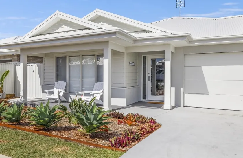 Main Beach House - Coastal Family Holiday Home - Image 1