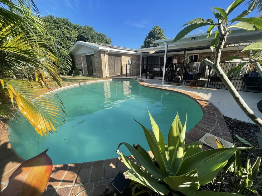 Beachmere Pool House Oasis 4 Bedroom, spa n beach - Image 1