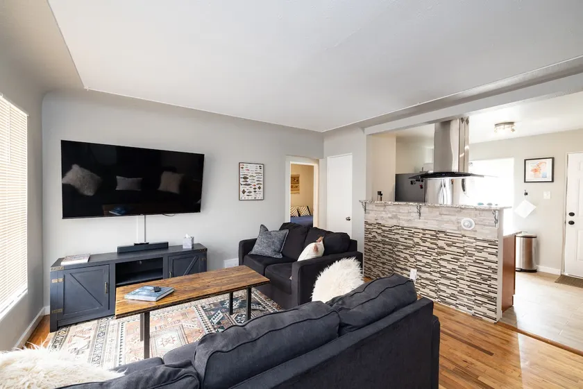 Quiet-Chef's kitchen-Laundry-Updated-Pet friendly - Image 1