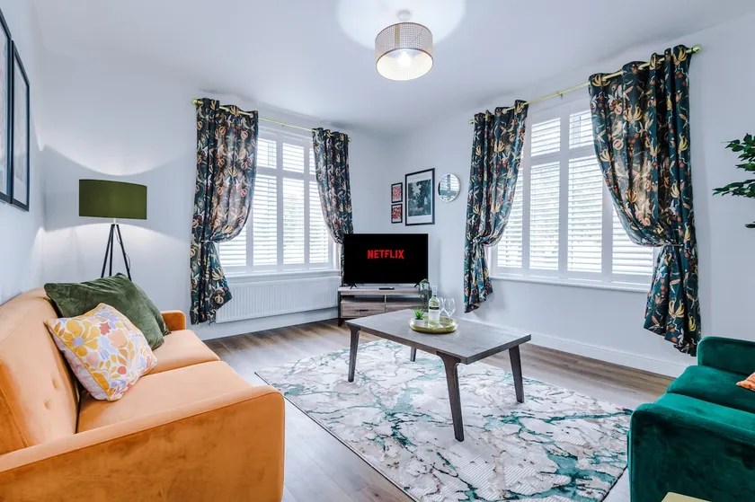 Stylish Apartment, Parkview, EV Charger, Parking - Image 1