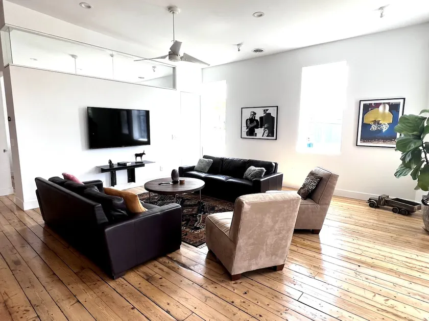 Art Loft with Pool Table in the heart of Kingston - Image 1