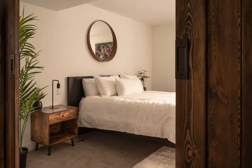 Modern Elegance Retreat: Stylish 1-Bedroom Suite - Image 1
