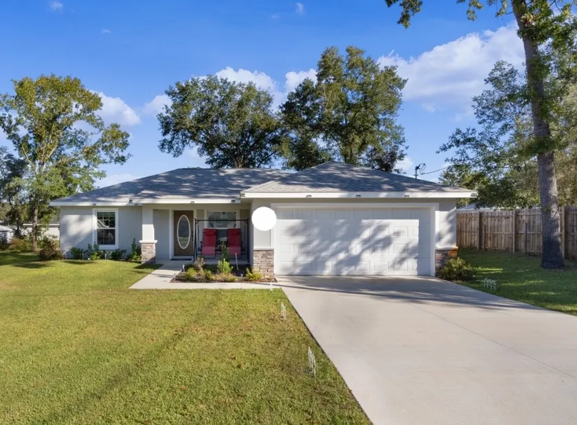 Cheerful 3 bedroom home with free parking. - Image 1