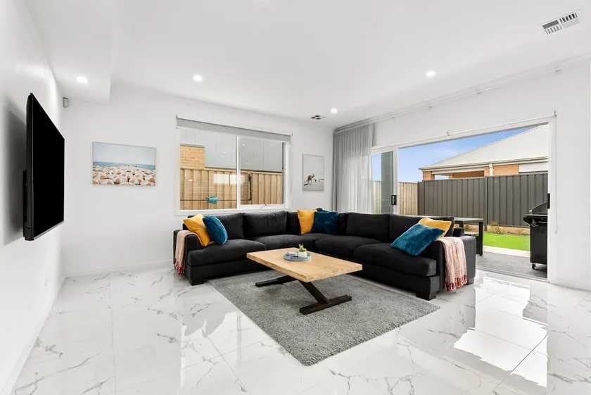 Amazing family home opposite a park & sleeps 10 - Image 1