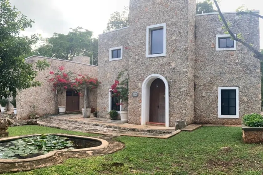 House on a hacienda with a cenote in the Mayan jungle - Image 1