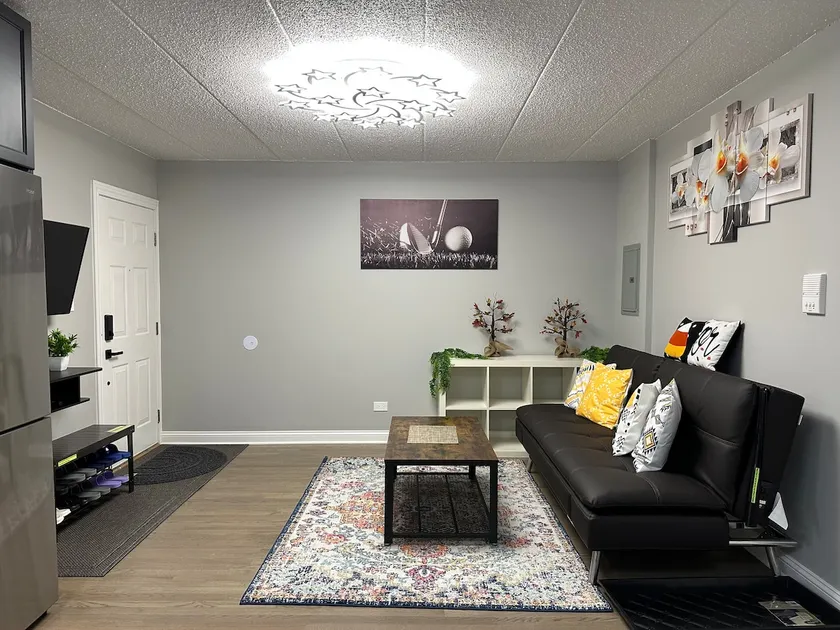 Glamorous Chinatown 3BR condo, by McCormick/DWTN - Image 1