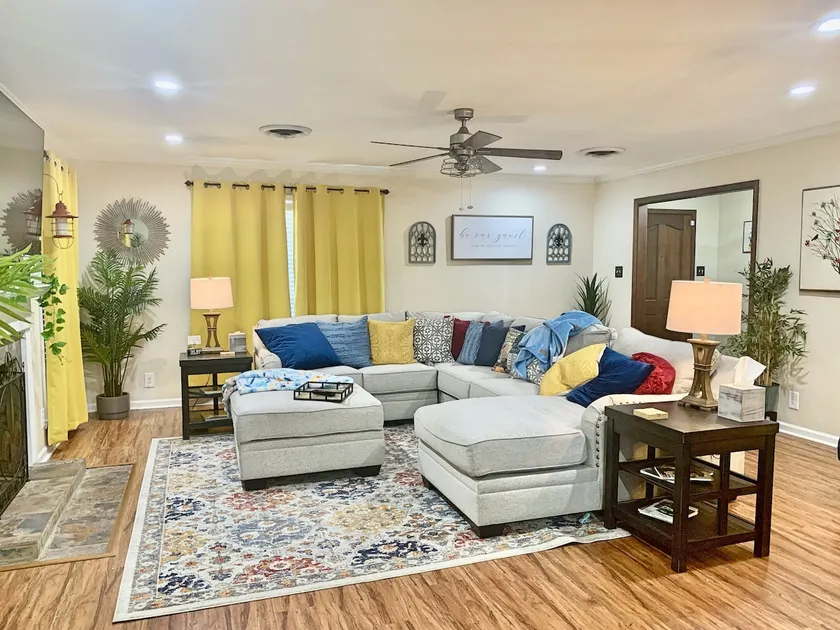 House with yard by casino. Sleeps 10 with gameroom - Image 1