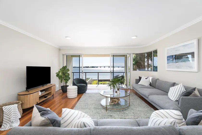 Tranquil 4-bedroom water view apartment - Image 1
