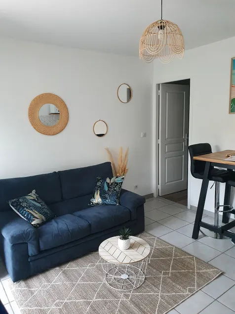 Apartment close to all amenities with exit - Image 1