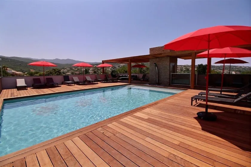 50 m² 1-bedroom apartment with pool access - Image 1