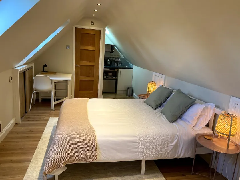 Stylish 1 bedroom guest annex with free parking - Image 1