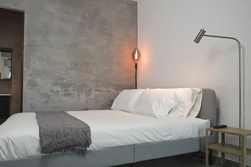 Distinctive Apt: Clutter-Free & Fully Equipped - Image 1