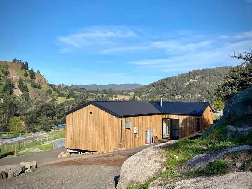 Derby Rock Cabins - Blue Tier Spa Cabin - Image 1