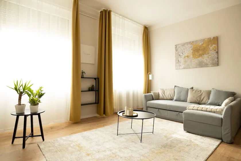 * Square 2 downtown apartment - Image 1