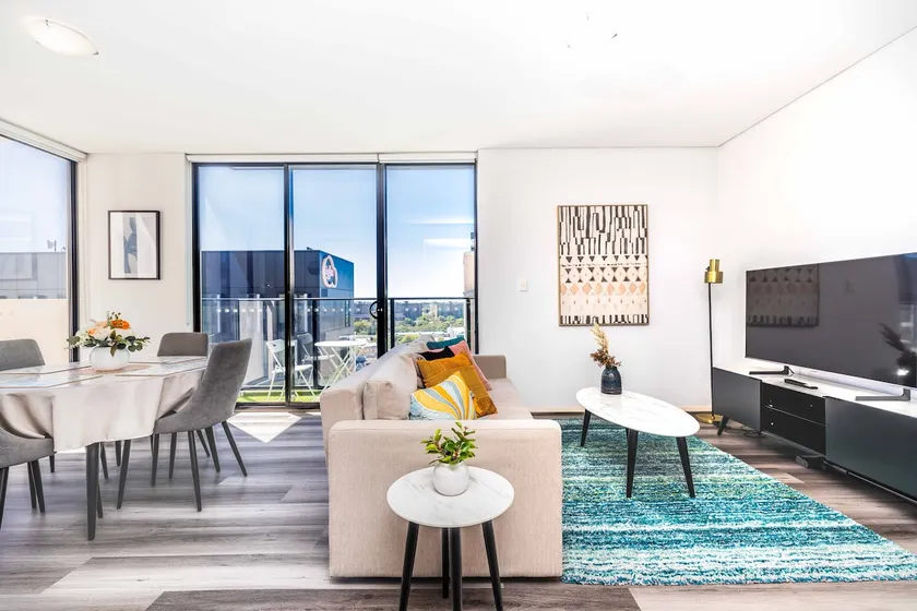 Luxury 1 BR -Opp train station, Free Parking - Image 1
