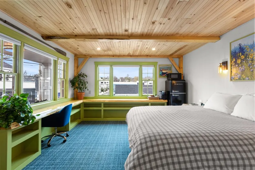 Mount Battie Room: Downtown Camden Hotel - Image 1