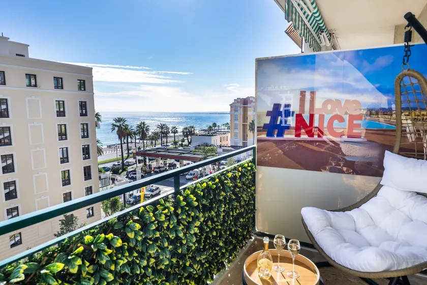 Nice/Luxurious 2p terrace sea view, 100 m from the beaches. - Image 1