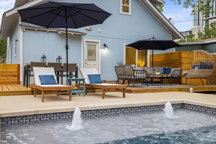 Quick Jaunt to Rainey | Exquisite Stylish Bungalow - Image 1