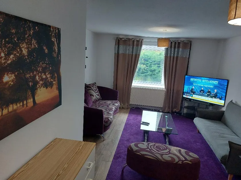 Super 2 bed, for 6, free parking - Image 1