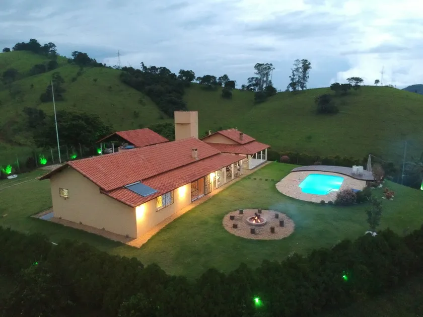 Country house with pool and barbecue area - Image 1