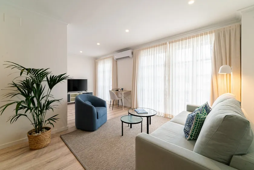 1st Floor, 2 Bedrooms, 2 Bathrooms - Image 1
