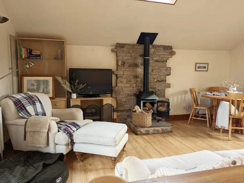 Cosy 2-Bedroom Cottage With Breathtaking Views - Image 1