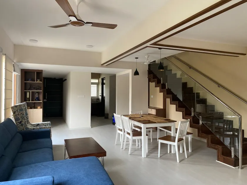 Furnished 4 bed room Row House and free parking - Image 1