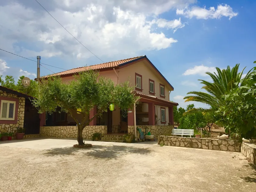 Villa Capperi – 5BR Retreat, Pizza Oven & Views - Image 1