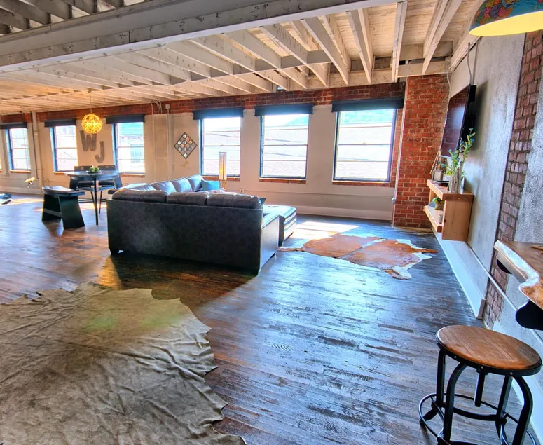 The Travelers Suite/Feathered Nest Downtown - Image 1