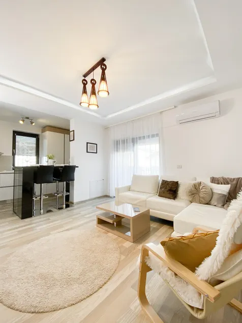 Luxury Apartment with Private Parking - Image 1
