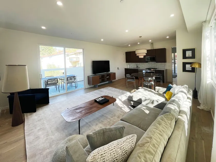 Hillside New construction with amazing views - Image 1