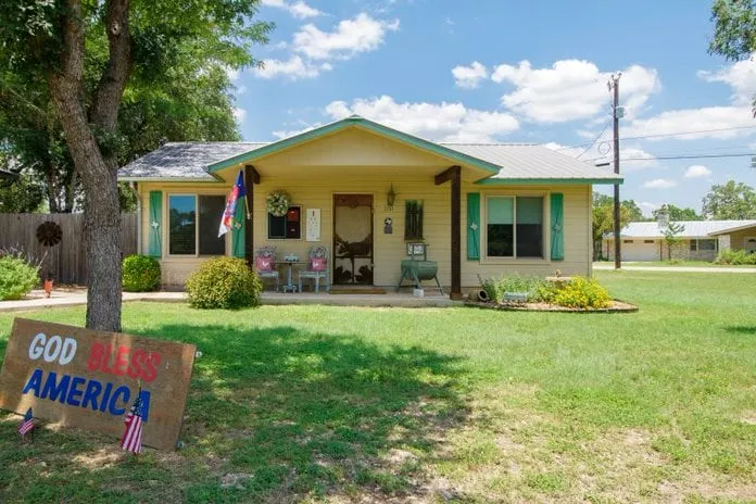 Cici's Country Getaway in Bandera - Image 1