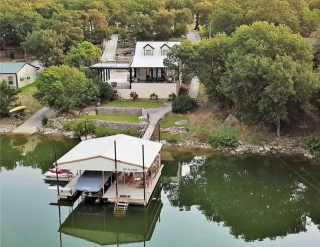 The Love Shack on Lake Bridgeport - Image 1